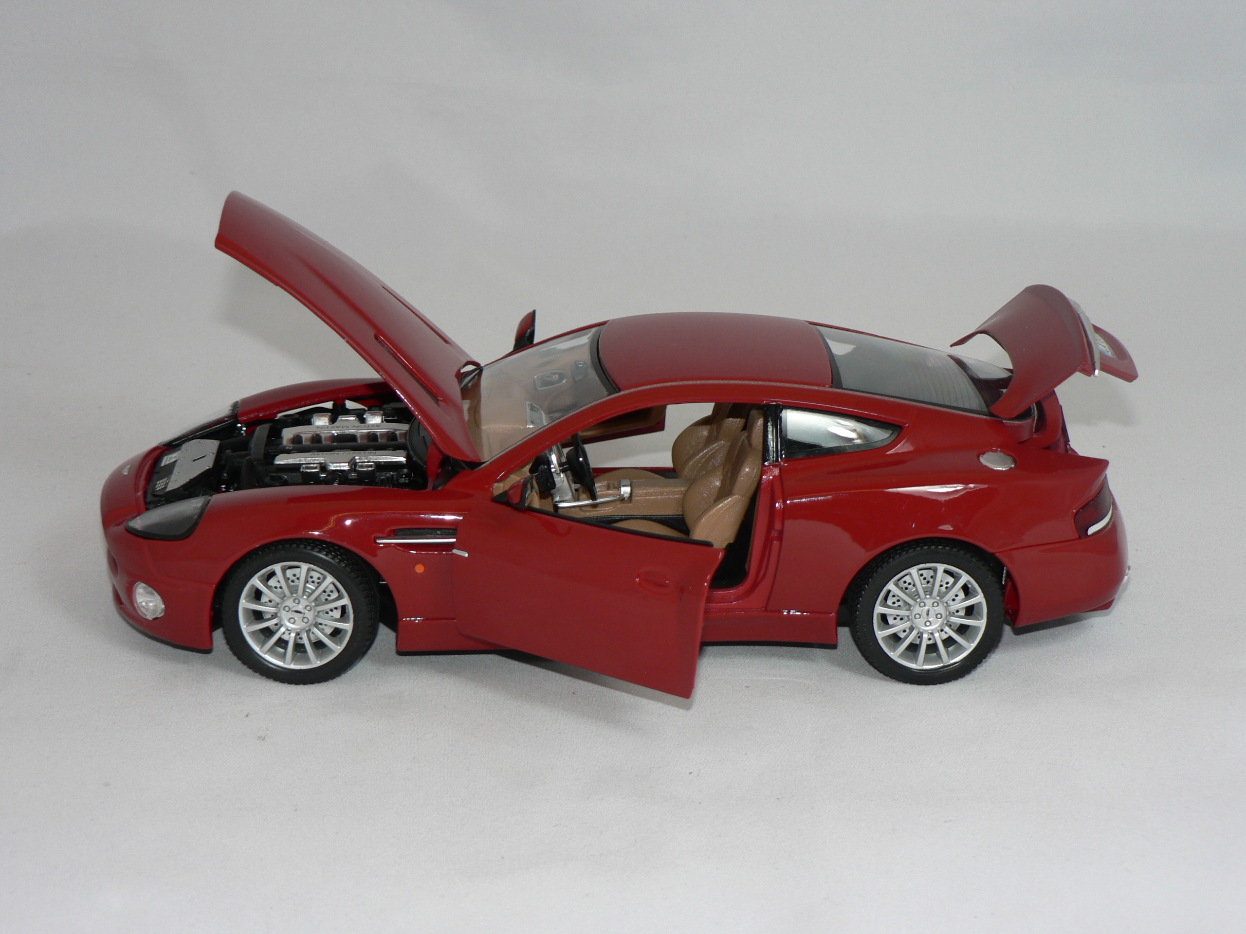 Aston Martin  V12 Vanquish  1:18  Burago - 4