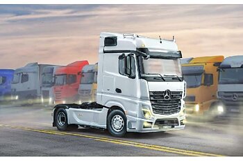 Italeri 1:24 3948S Mercedes Benz MP4 Big space show truck
