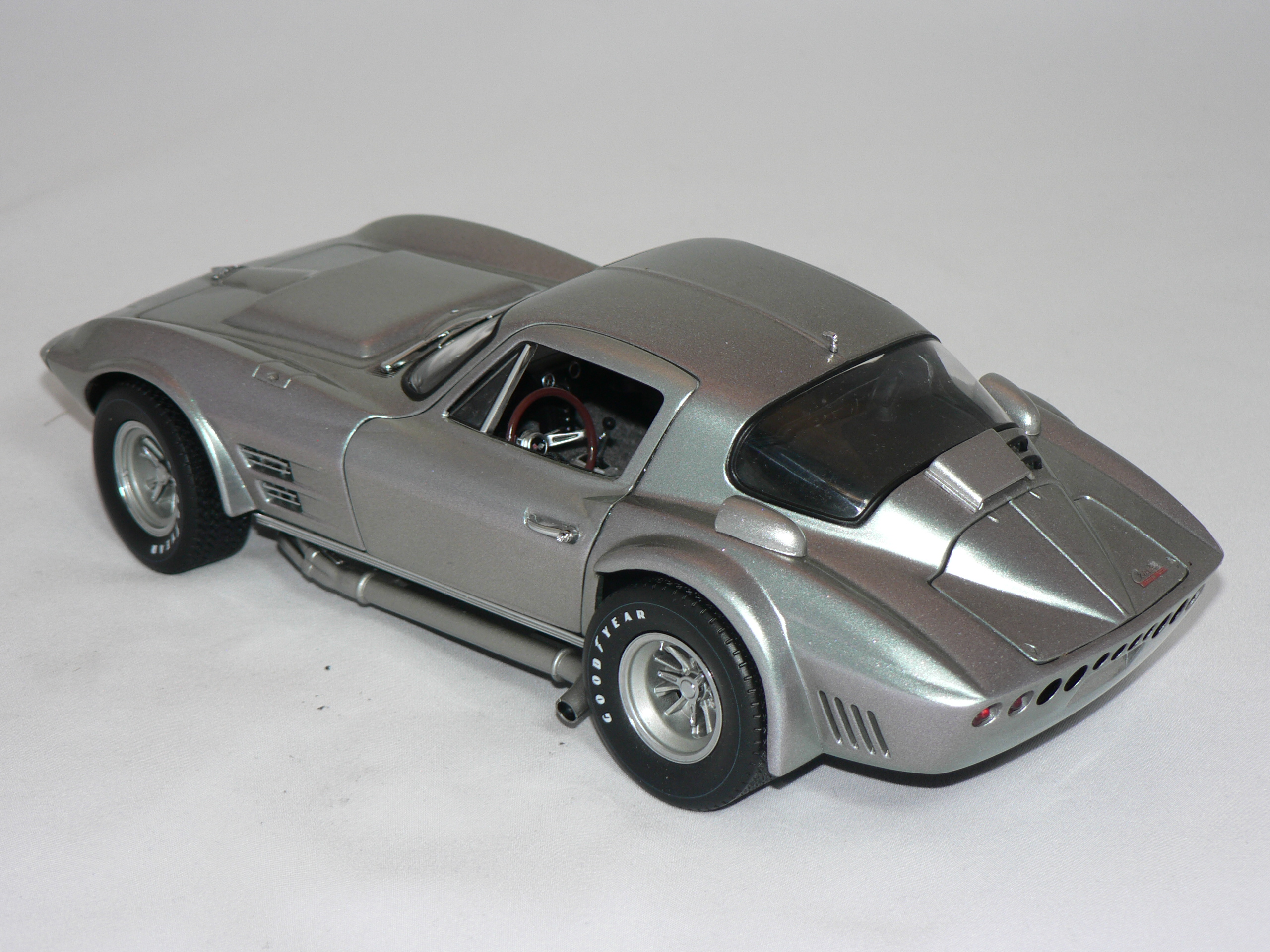 Chevrolet Corvette  Grand Sport Coupé -1963/65  1:18  Exoto - 2