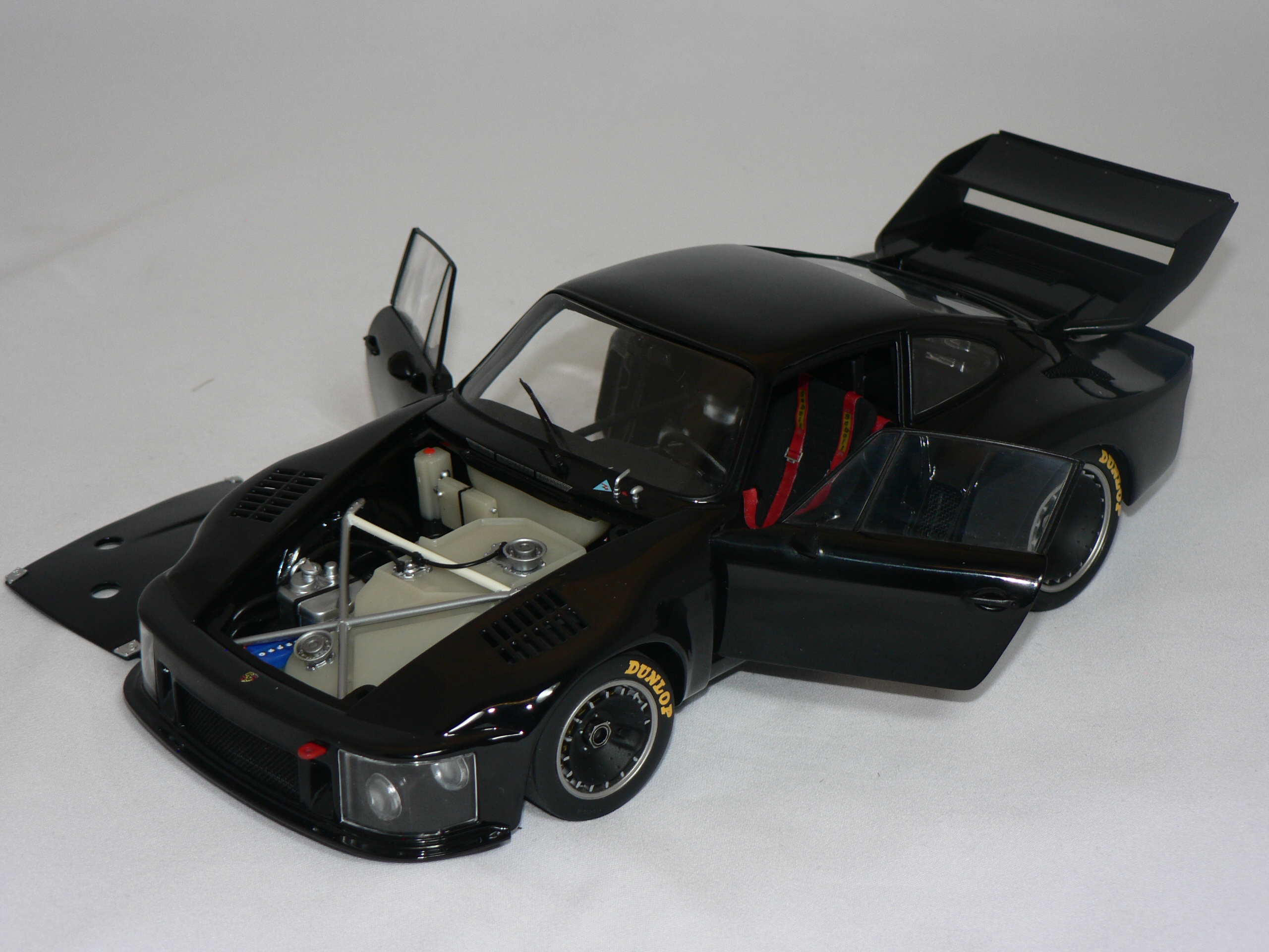 Porsche 935 Turbo Coupé -1976  1:18  Exoto - 4