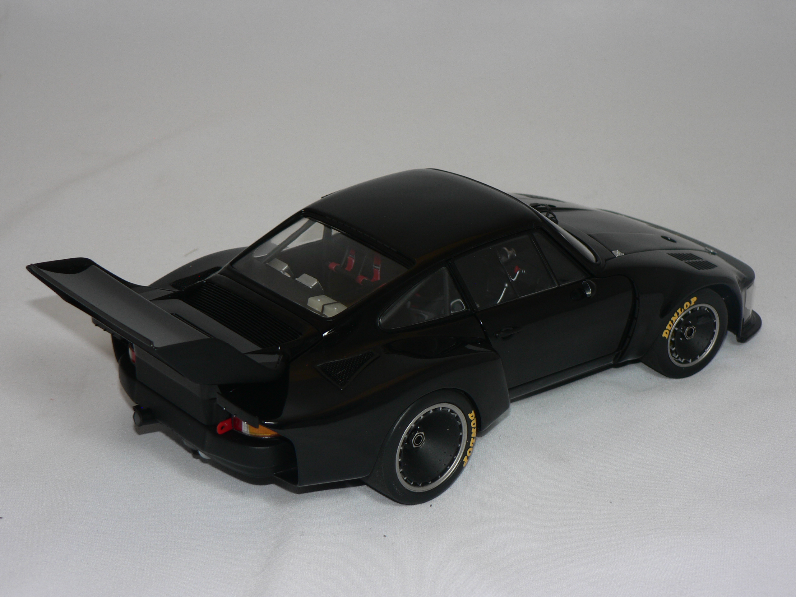 Porsche 935 Turbo Coupé -1976  1:18  Exoto - 3
