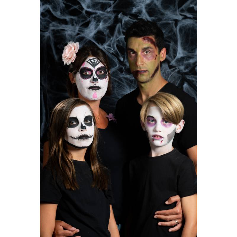 Familie klædt ud som vampyrer