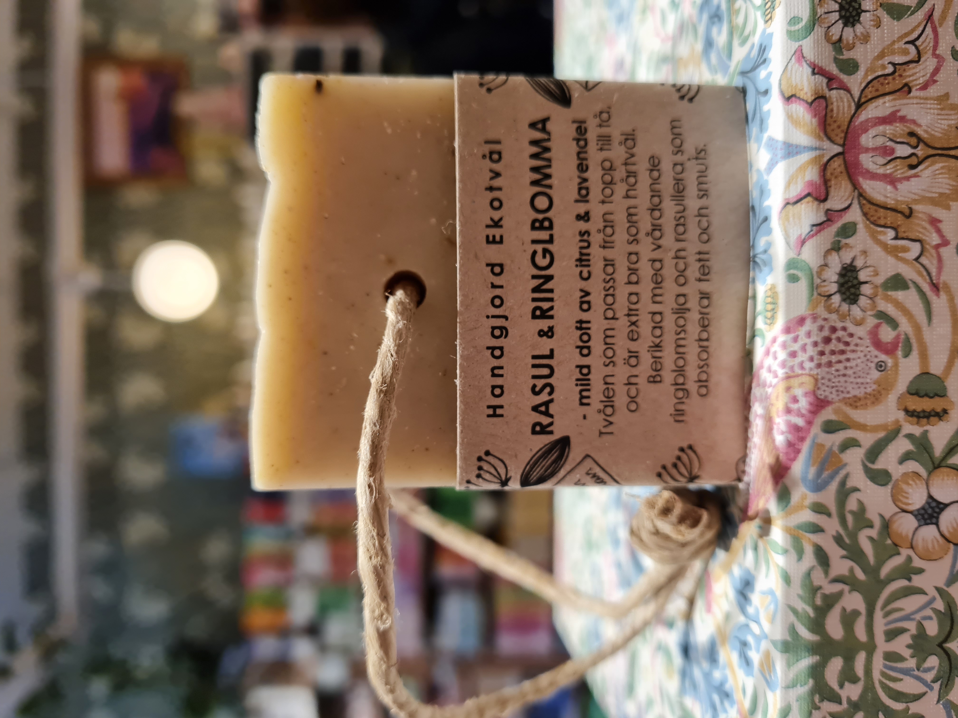 Ekotvål Rasul & Ringblomma - mild doft av citrus & lavendel på rep, 170g, Malin i ratan