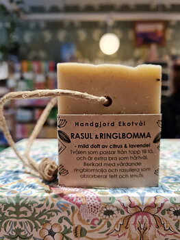 Ekotvål Rasul & Ringblomma - mild doft av citrus & lavendel på rep, 170g, Malin i ratan