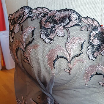 Beautiful embroided non-stretch tyll lace in grey & pink