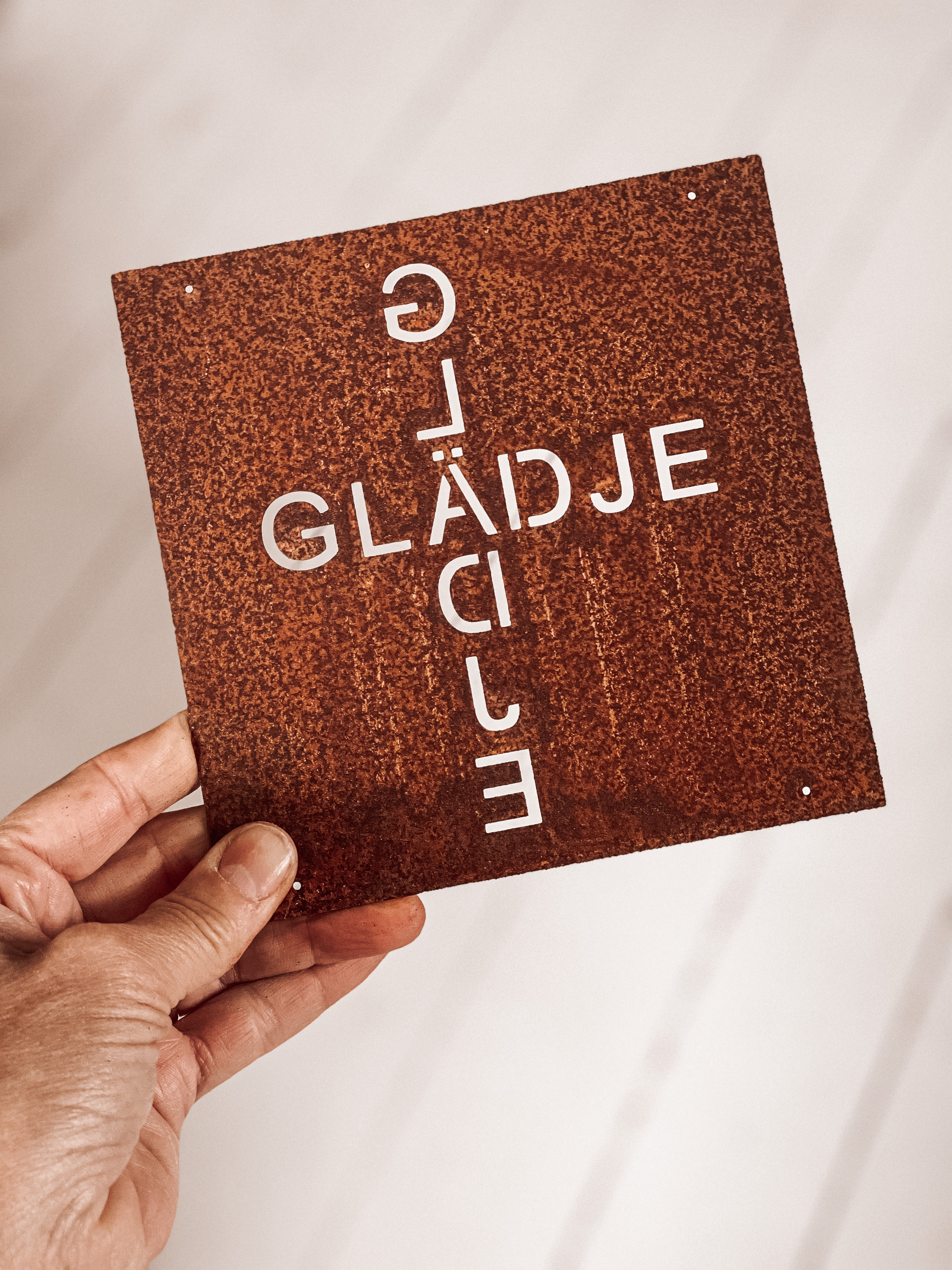 Rostig Plakett GLÄDJE