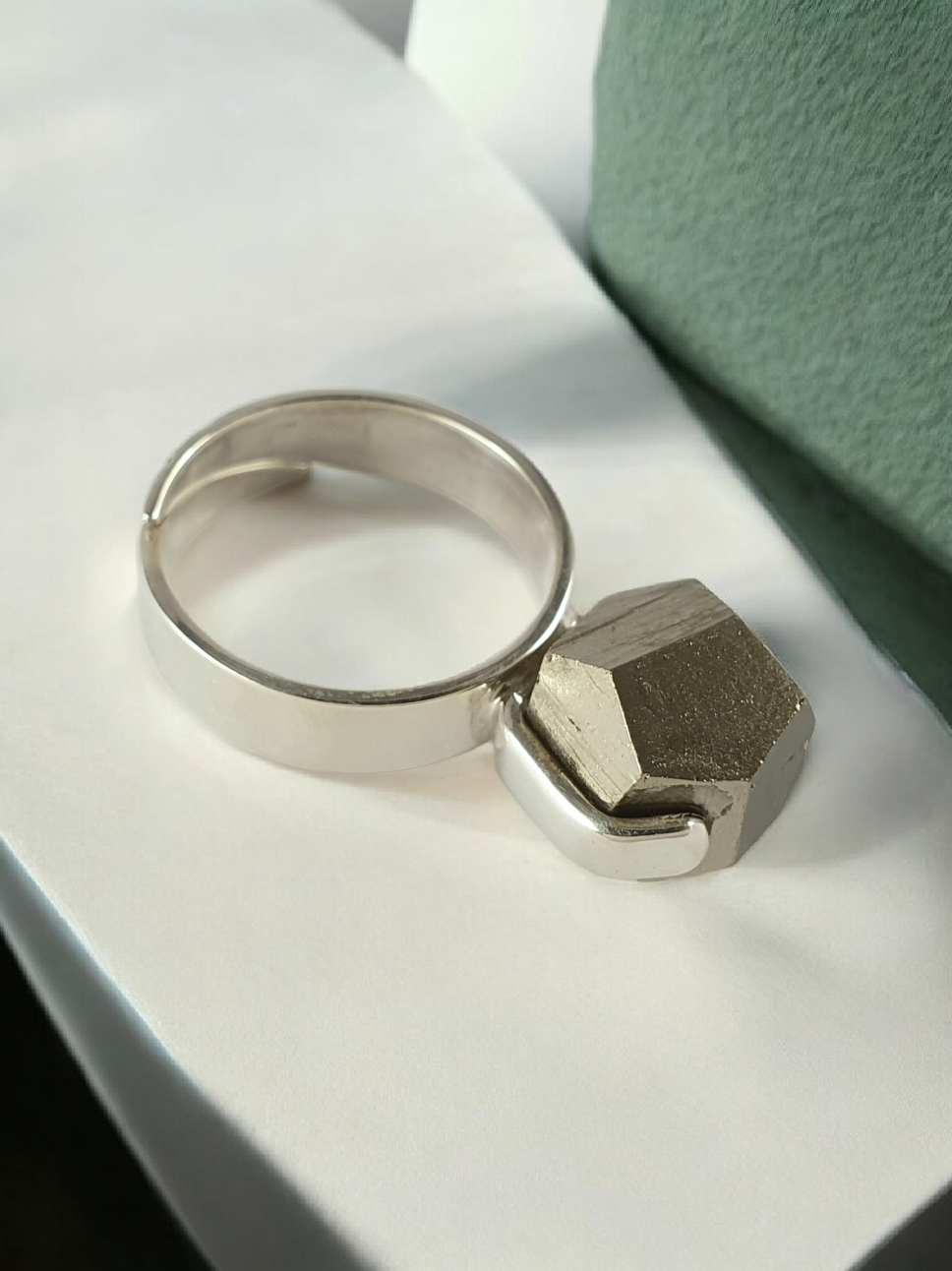 Ring dodekaedrisk pyritkristall ca. 10,75mm hög 925-silver.