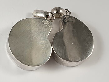 Par i smycken; ett par ammoniter som två hängsmycken. Hel silverbaksida 925-silver JOD