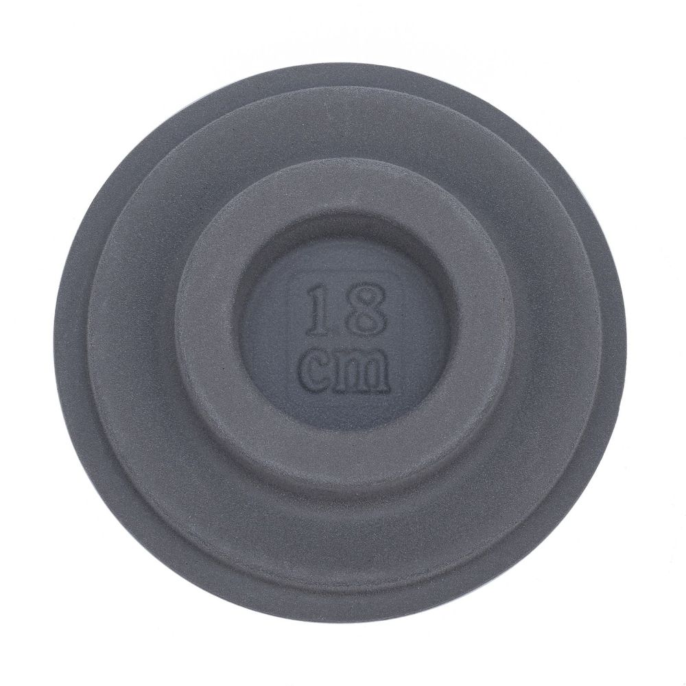 Flockad plastbricka för armband, rund grå bricka med spår i olika storlekar för att mäta armbandslängd.