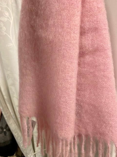Dröm i rosa mohair med fransar, från KN Collection   - 4