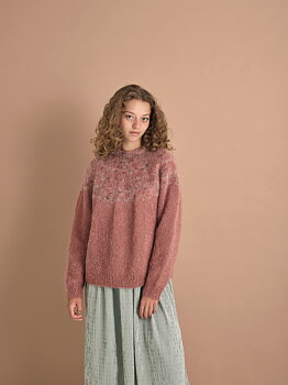 Mönsterstickat med runt ok i Bella & Belle Color 893265