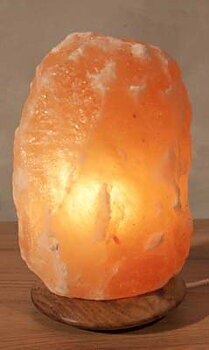 Saltkristallampa 2-3 kg med träfot