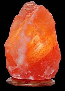 Saltkristallampa 4-6 kg med träfot