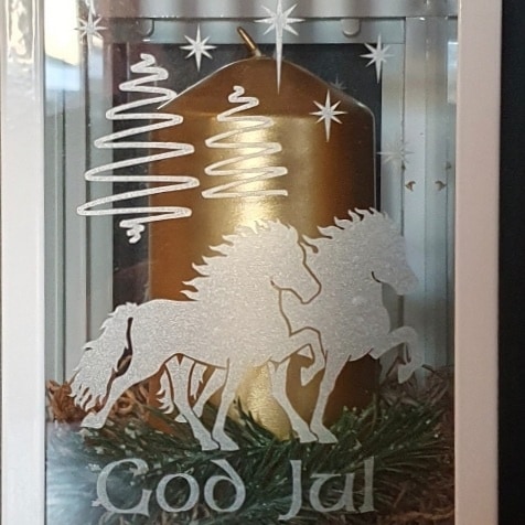 Jul klisterdekal I frostad islandshästar granar stärnor & God Jul 10 x 15 cm Passar perfekt på ljuslyktor. 
