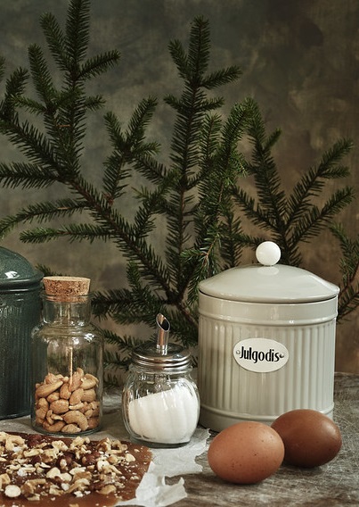 Tin with lid for Christmas sweets - Beige