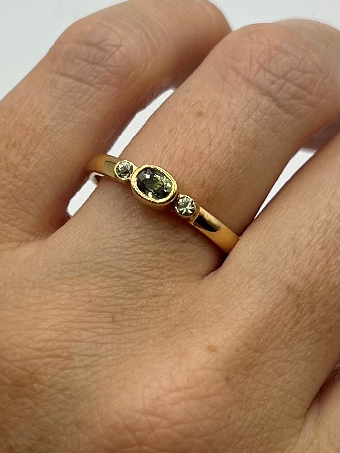 Ring Josefin handgjord grön safir guld 18 karat 