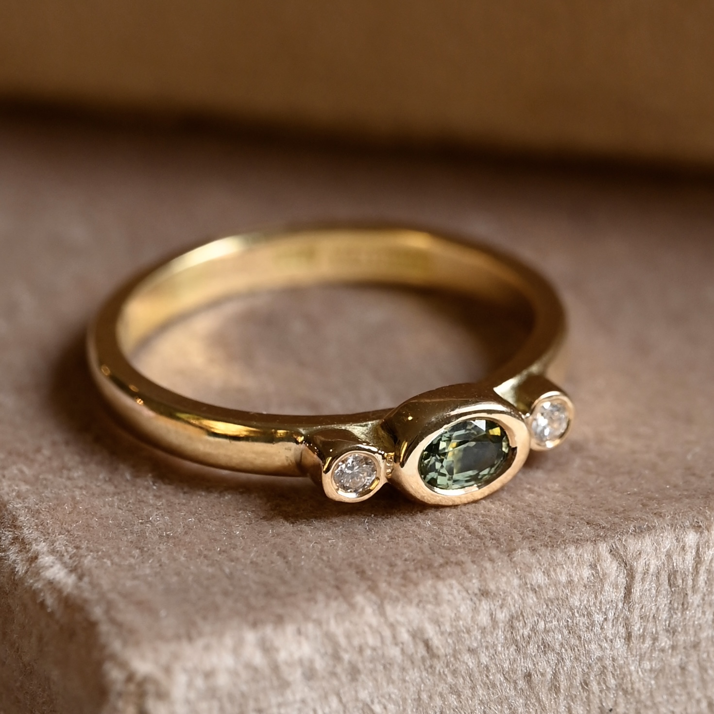 Ring Josefin handgjord grön safir diamanter guld 18 karat