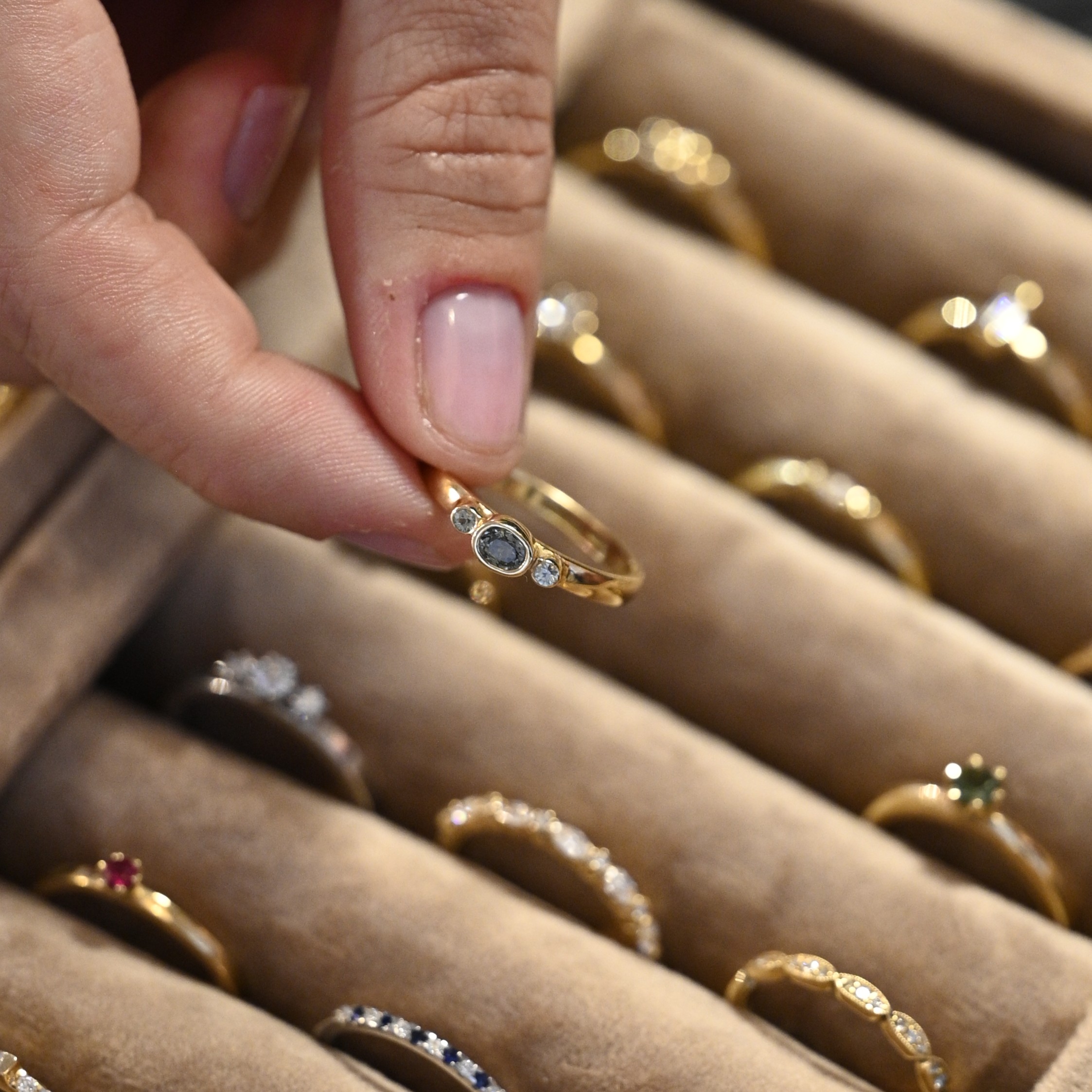 Ring Josefin handgjord grön safir diamanter guld 18 karat