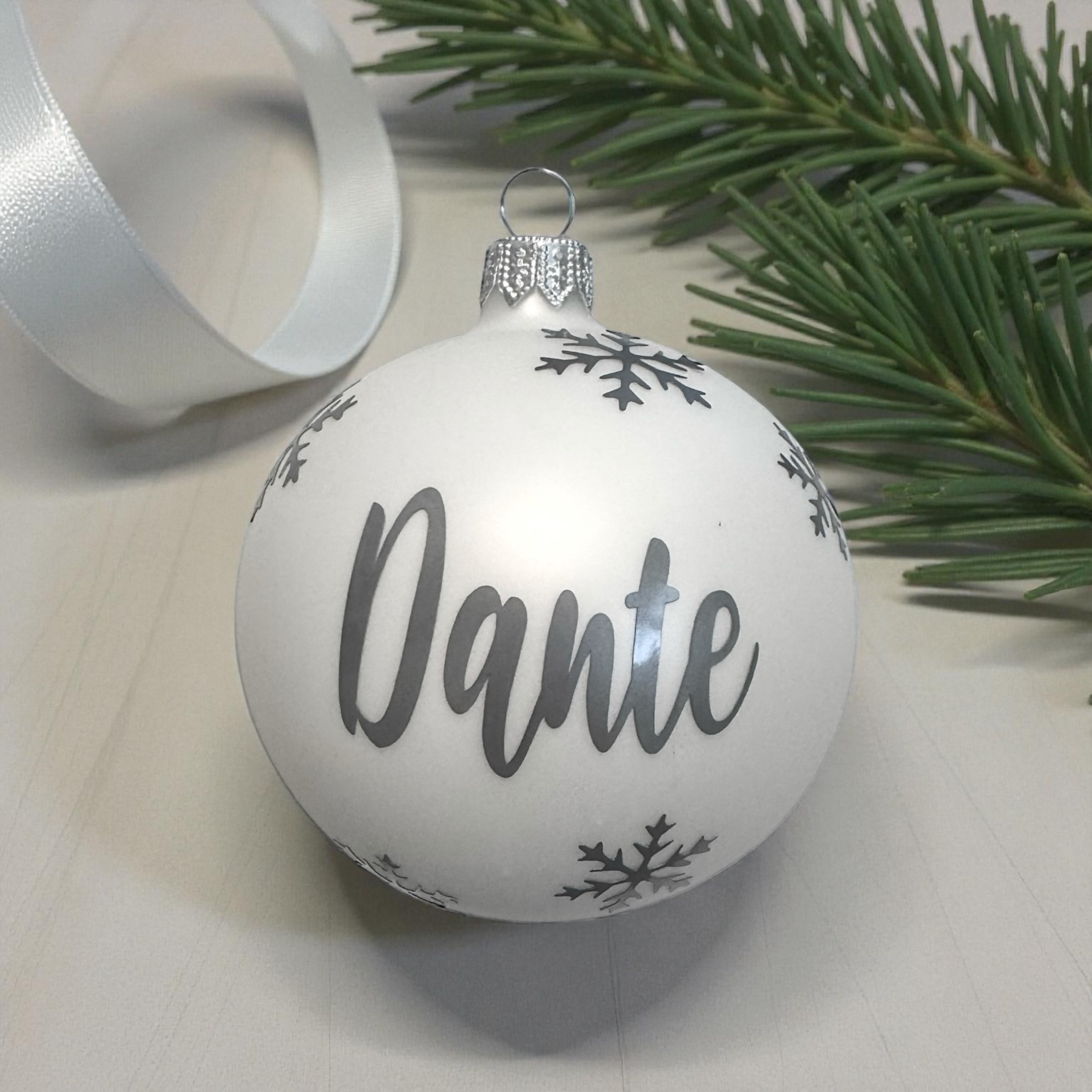 Julgranskula med namn - Winter White - 2