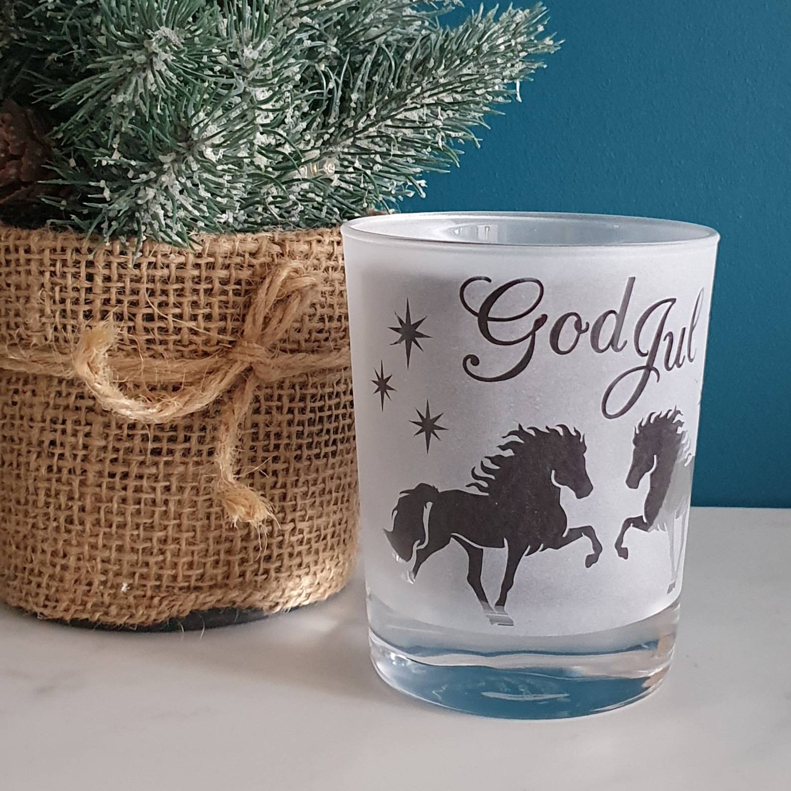 Ny God jul graverad ljuslykta / godisskål  Islandshäst samt stjärnor med en snygg tjock glas kant ner till. Höjd 10 cm rak med tjock botten. - 3