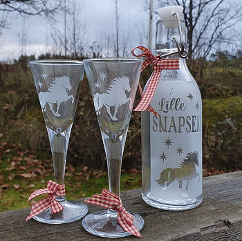 Lille Snapsen flaska med gravyr  islandshäst stärna + text 33 cl med roset. 