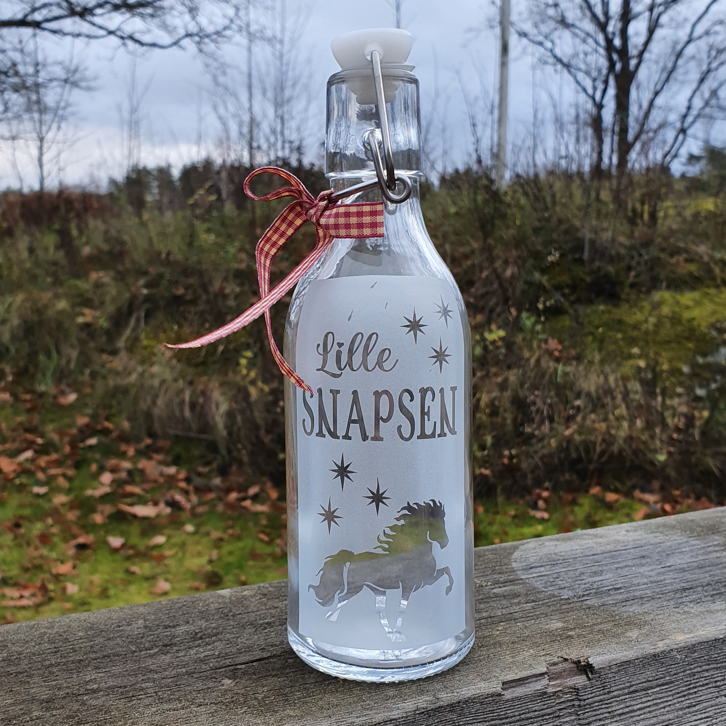 Lille Snapsen flaska med gravyr  islandshäst stärna + text 33 cl med roset. 