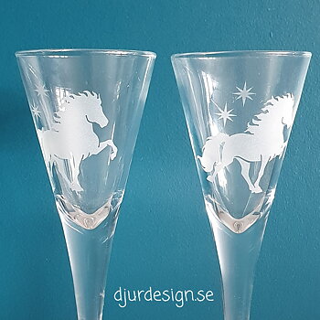 Snaps glas islandshäst & stjärnor  i gravyr  samt en roset på foten.