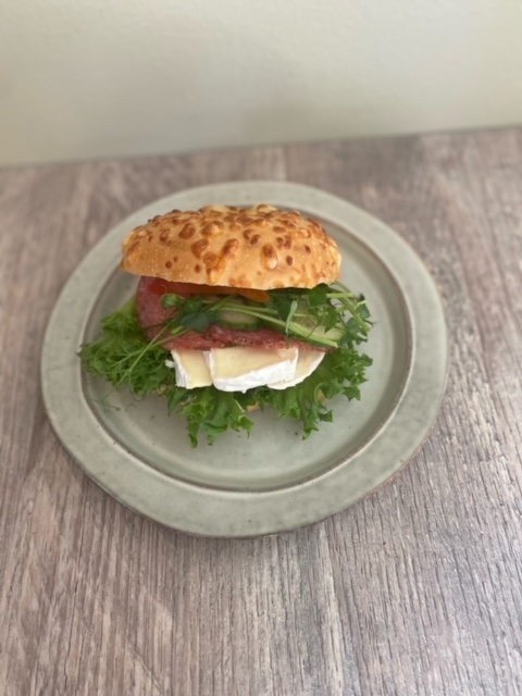 BAGEL SALAMI OCH BRIE