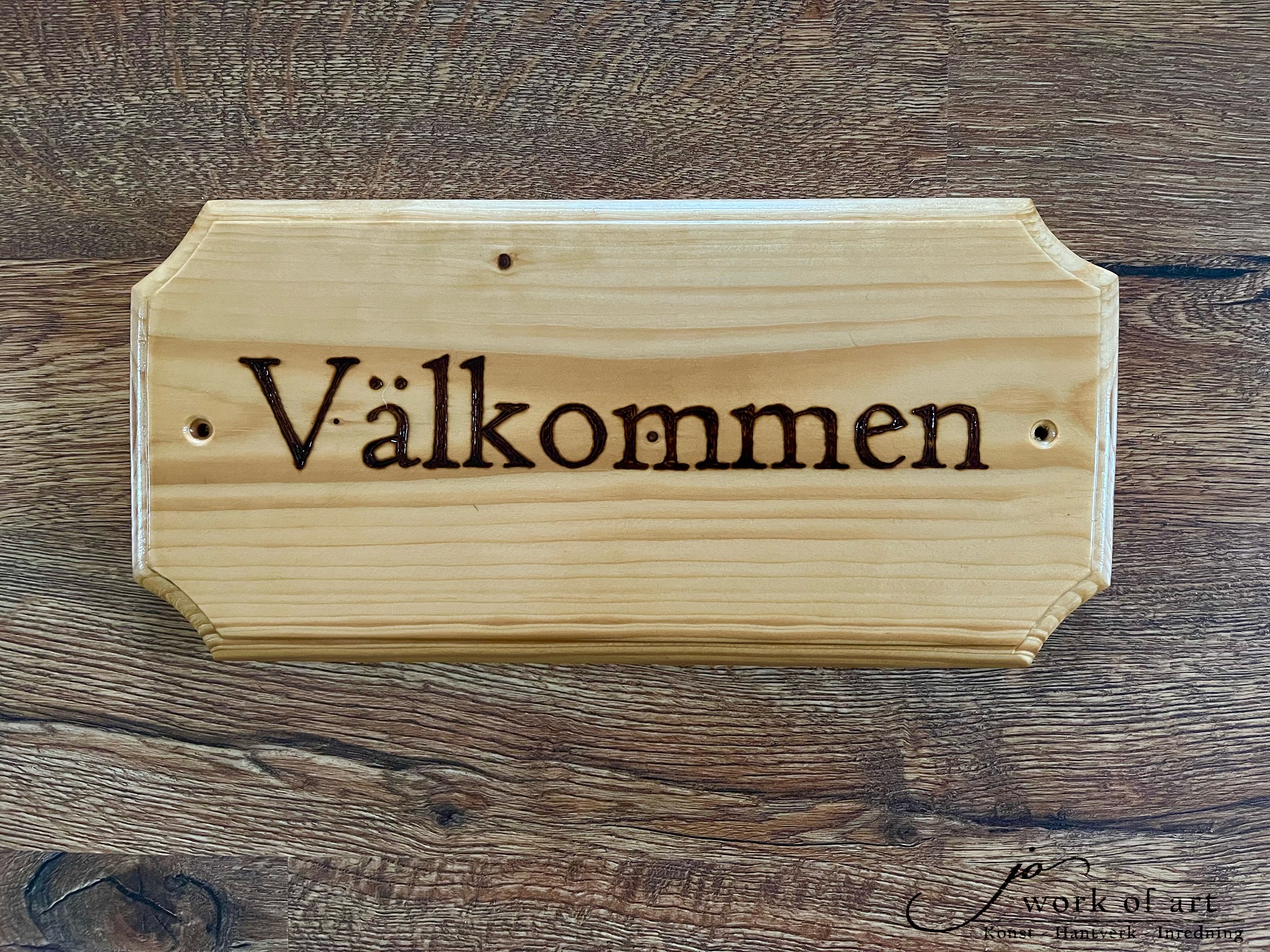 Handgjord träskylt med inbränd text "Välkommen", 30x14cm