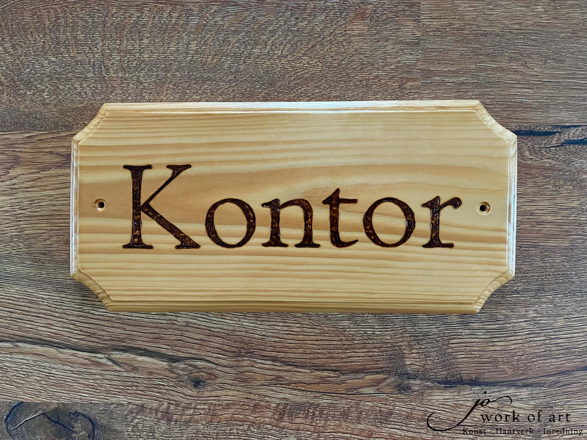 Handgjord träskylt med inbränd text "Kontor", 30x14cm