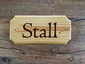 Handgjord träskylt med inbränd text "Stall", 30x14cm