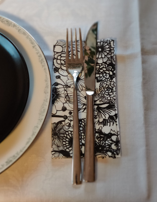Seppelekukat svart servett från Marimekko 