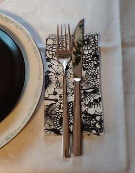 Seppelekukat svart servett från Marimekko 