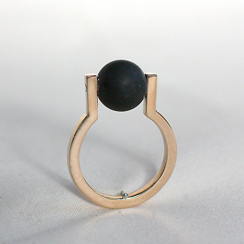 Logg - ring i 18 karat med kulformad onyx