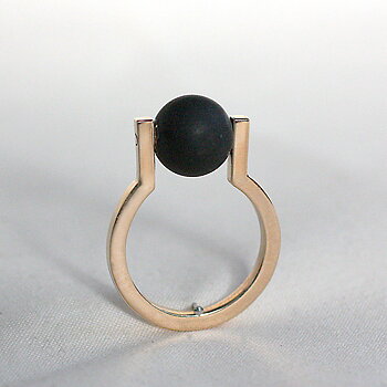 Logg - ring i 18 karat med kulformad onyx