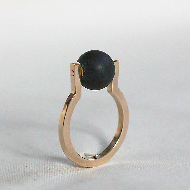 Logg - ring i 18 karat med kulformad onyx - 2
