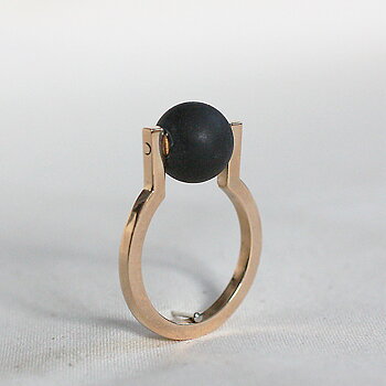 Logg - ring i 18 karat med kulformad onyx