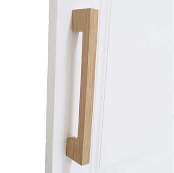 Garderob handtag som är av obehandlad ek. Garderob handtaget är ett kantigt bygelhandtag.