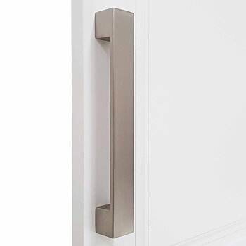 Ett garderob handtag C8 som är kantig rostfrifärgad. Garderob handtaget är ett bygelhandtag av zinkgjutgods.