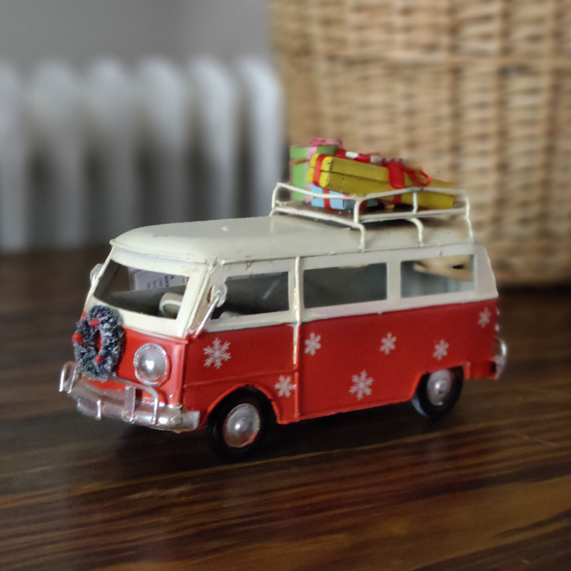Vintagebuss i målad plåt
