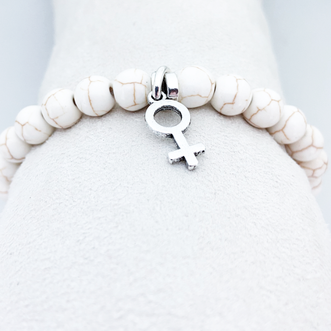 Feministarmband vitt