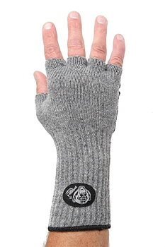 Fingerlösa fiskevantar i ull designade av Niklaus Bauer. Riktigt varma och långa i handleden för bästa värme