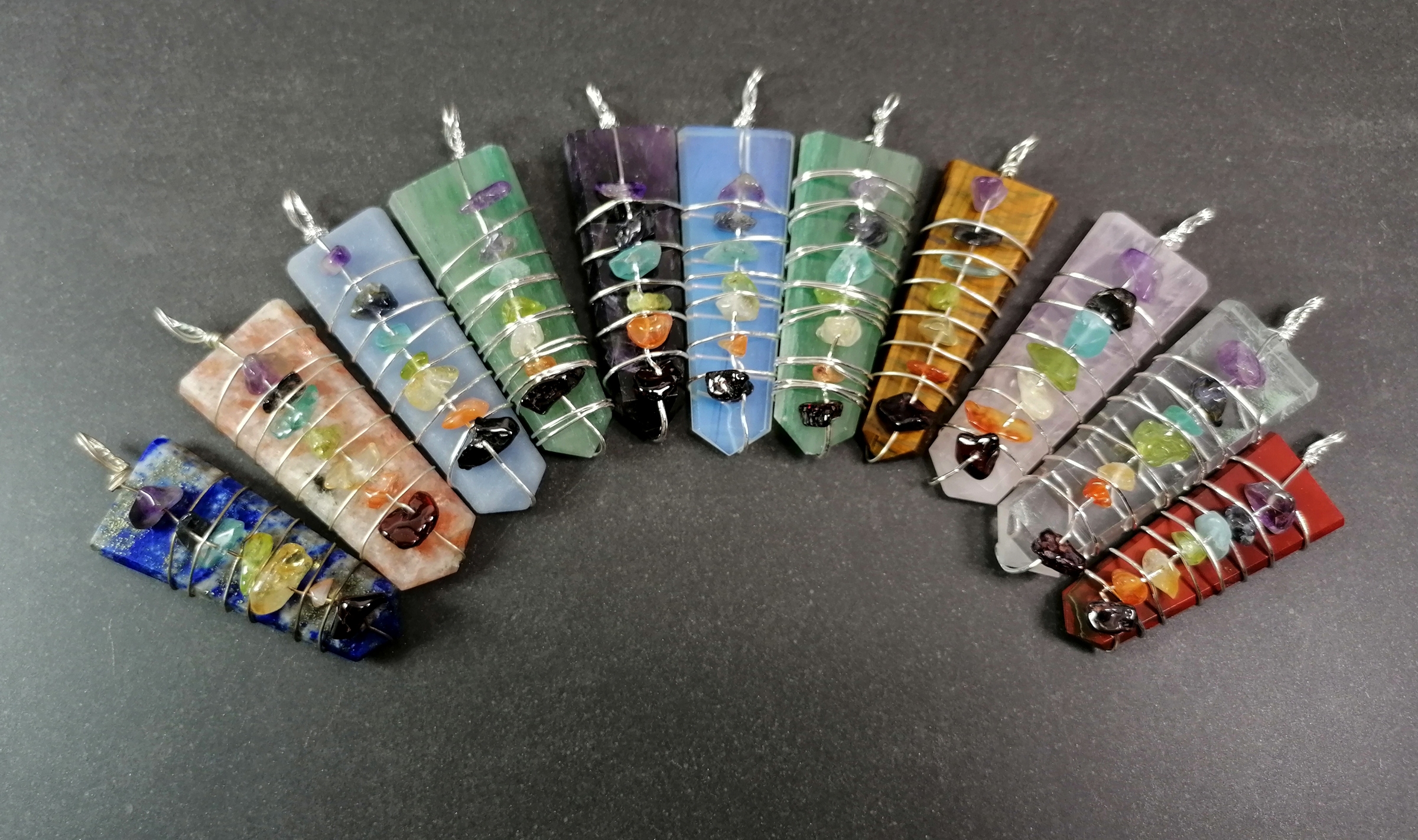 Stenhänge med chakra stenar