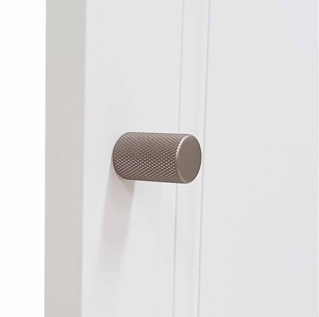 Garderob knoppen är av aluminium. En garderob knopp som är mattförnicklad.