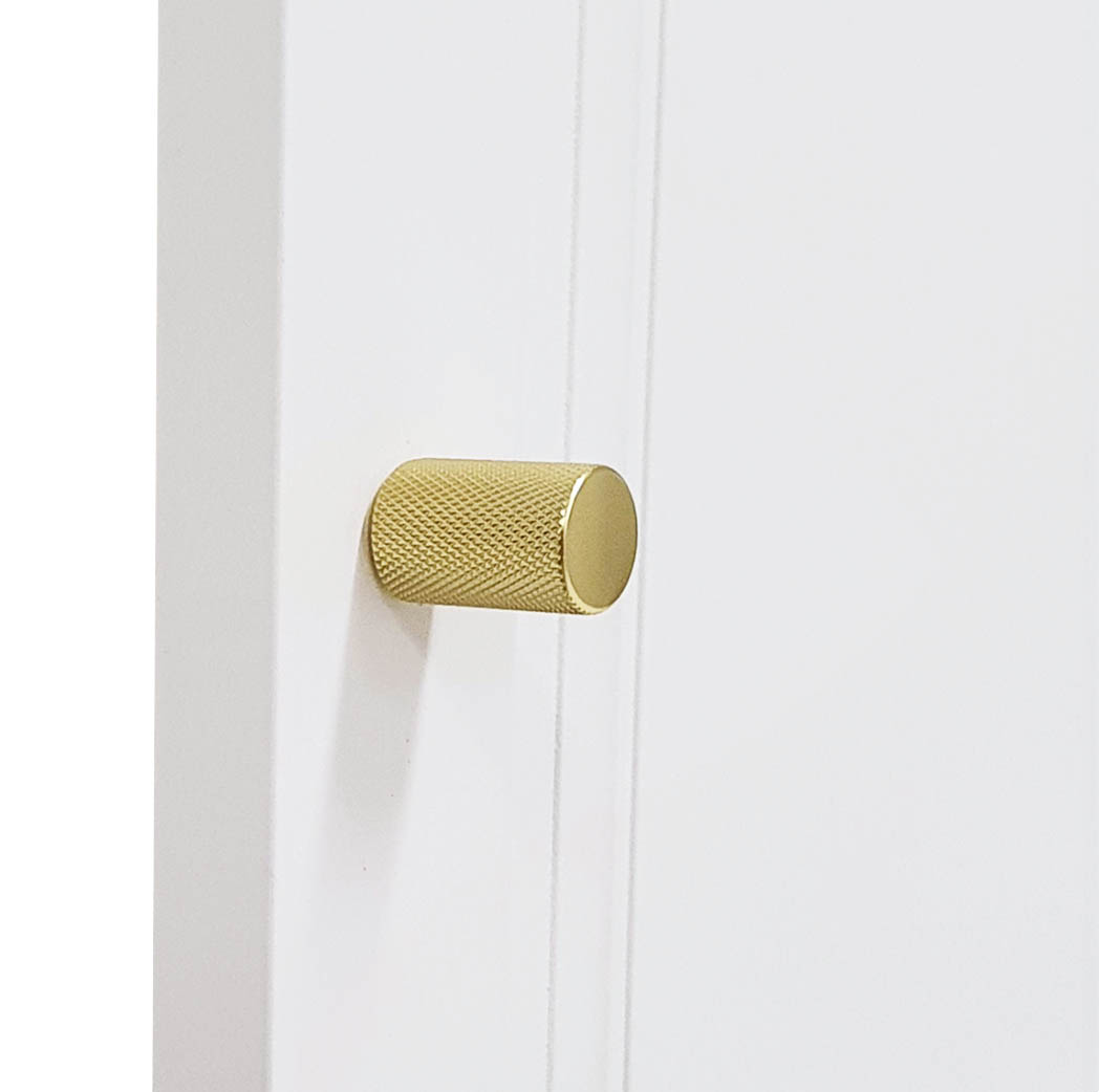Garderob knoppen är av aluminium. En garderob knopp som är förmässingad borstad.