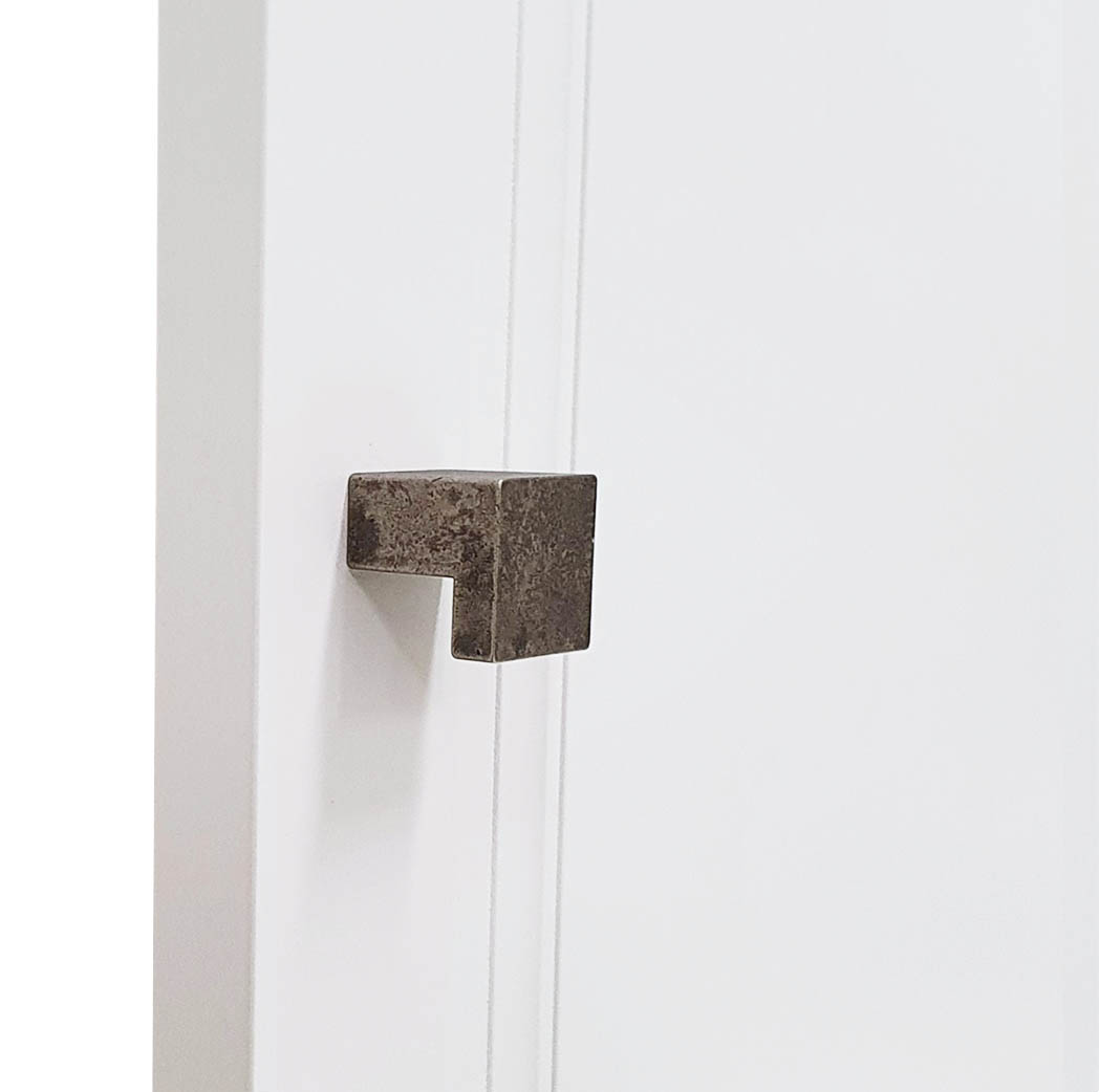 Garderob knoppen är av zinkgjutgods. En garderob knopp som är förnicklad antik med vintage utseende.