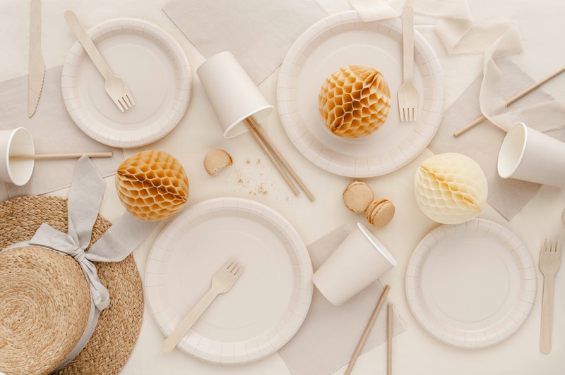 Beige papptallrikar i elegant boho dukning för babyshower, dop och födelsedagskalas.