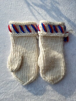 Handstickade lovikka vantar 28cm, vita