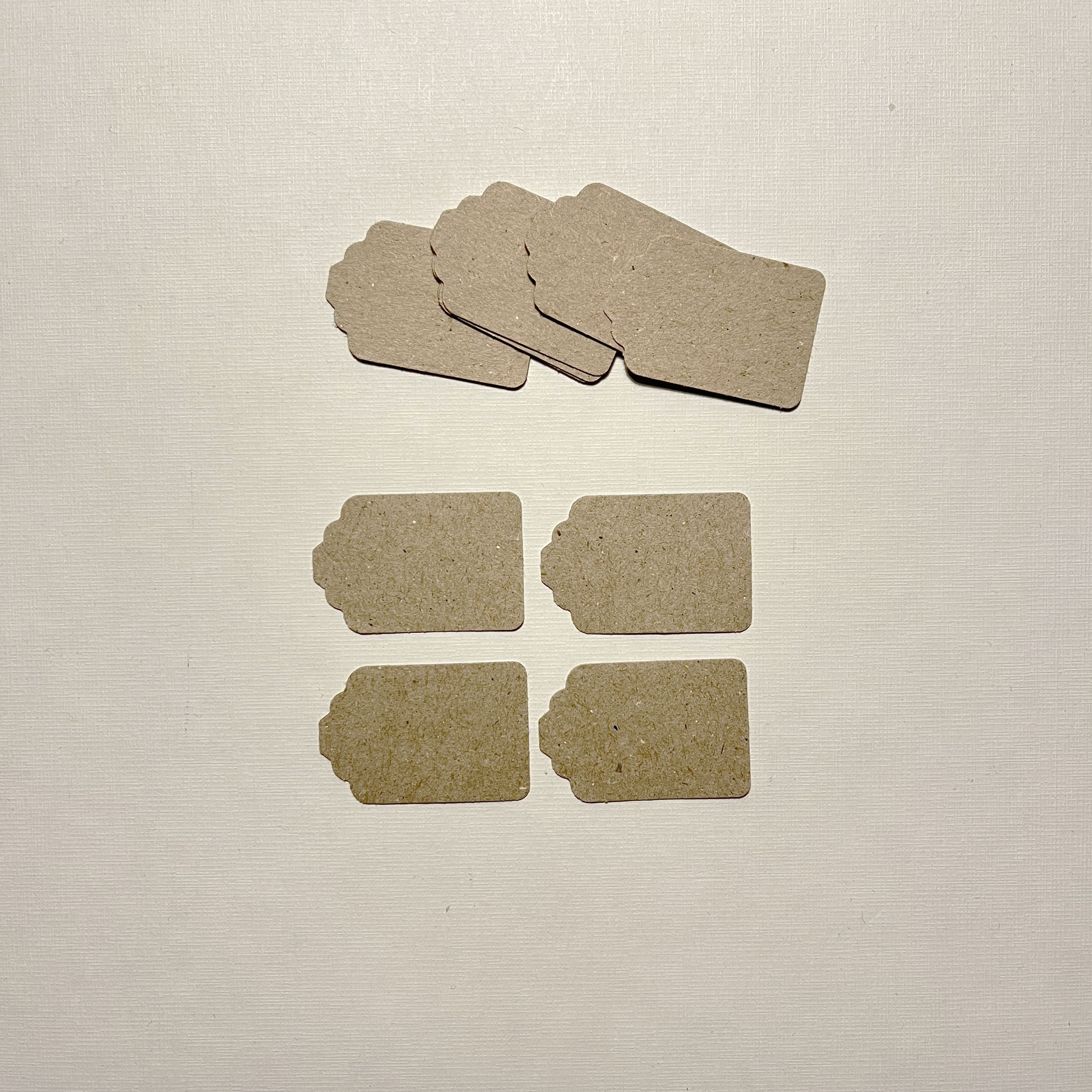 Etiketter stansade av kvistkartong,  225g, 3,5x2,3cm,  10-pack