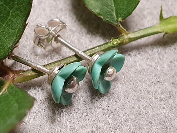 Turquoise sculpted flower approx. 6,3 x 7,3mm, ear stud 925-silver
